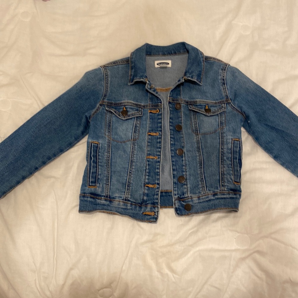 hi! i’m selling a denim jean jacket